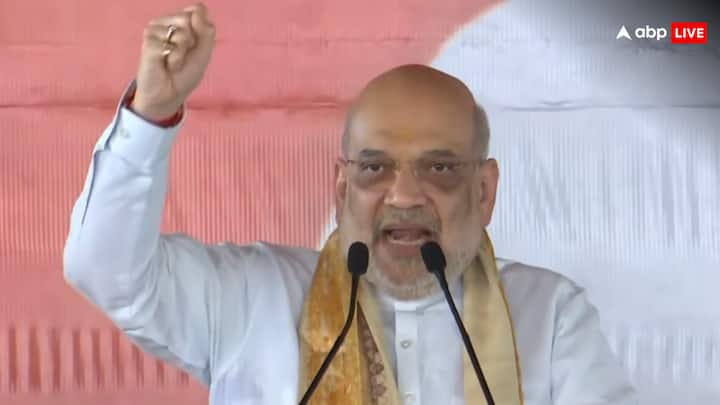 अमित शाह ने आरोप लगाया कि विपक्षी महागठबंधन की पहचान भ्रष्टाचार और परिवारवाद है. उन्होंने कहा कि राष्ट्रीय जनता दल (RJD) प्रमुख लालू प्रसाद ने सिर्फ अपने परिवार की समृद्धि पर ध्यान दिया. गृह मंत्री ने दावा किया, ‘नीतीश बाबू राज्य का समग्र विकास चाहते हैं, जबकि लालू जी अपने बेटे को मुख्यमंत्री बनाना चाहते हैं और सोनिया गांधी अपने बेटे को प्रधानमंत्री बनाना चाहते हैं. इसलिए बिहार के बेटों-बेटियों की चिंता केवल नरेंद्र मोदी जी और नीतीश कुमार जी ही कर सकते हैं. उनके खिलाफ एक भी भ्रष्टाचार का आरोप नहीं है, जबकि लालू जी ने चारा घोटाला से लेकर BPSC (बिहार लोकसेवा आयोग) घोटाले तक अनगिनत घोटाले किए हैं.’