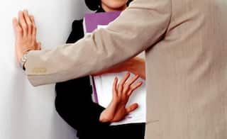 Railway Crime News: రైలులో యువతిని వేధించిన టీటీఈ.. షాకింగ్ ఘటన వెలుగులోకి, నెటిజన్ల ఆగ్రహం!