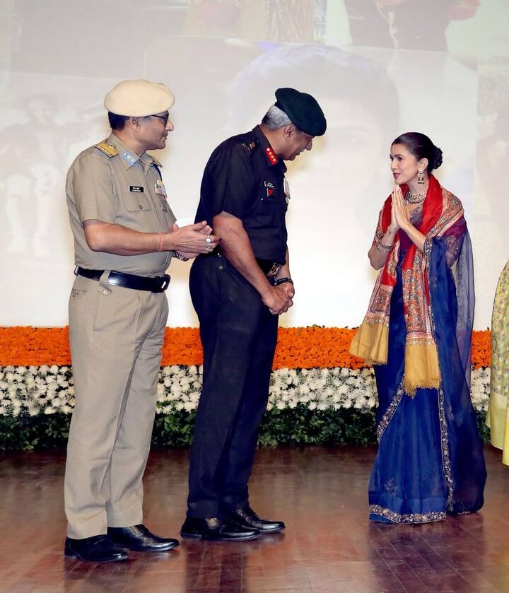 निमरत कौर के पिता का आतंकवादियों ने अपहरण कर लिया था. फिर 7 दिन टॉर्चर करने के बाद उनकी हत्या कर दी गई थी. सोशल मीडिया पर शेयर की गई इन तस्वीरों में निमरत कौर ट्रेडिशनल अवतार में नजर आ रही हैं. उन्होंने पिंक कलर का सूट पहना हुआ है.