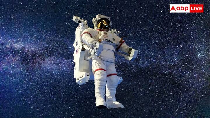 वातावरण को स्वच्छ और सांस लेने योग्य बनाए रखने के लिए शौचालय में एक एयर फ्लो सिस्टम का इस्तेमाल किया जाता है जो गंध को दूर करती है और हवा को फिल्टरों के जरिए से प्रवाहित करती है.