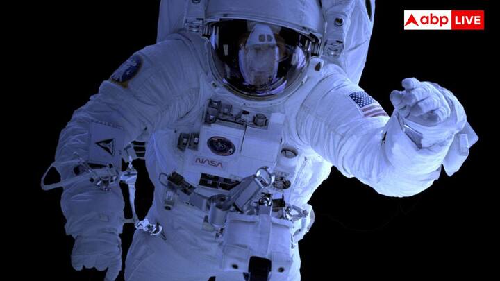 मूत्र के लिए अंतरिक्ष यात्री एक नली से जुड़ी फनल का इस्तेमाल करते हैं. इस नली में एक अंतर्निहित सक्षम तंत्र होता है जो मूत्र को एक सुरक्षित कंटेनर में खींच लेता है.