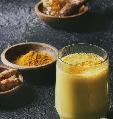 हळदीचे दूध पचन सुधारते आणि सांधेदुखी कमी करण्यास मदत करते. लैक्टोज असलेल्या व्यक्तींनी हे वनस्पती दुधासह तयार करू शकतात.