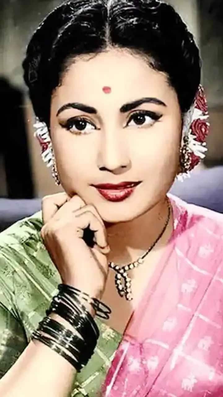 मीना कुमारी अपने इमोशनल रोल्स में माहिर थीं और उनके आंखों के एक्सप्रेशन ऑडियंस के दिल को छू जाते थे.