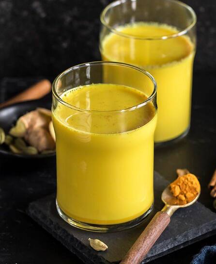 हळदीचे पाणी सकाळी पिल्याने शरीर हायड्रेट राहते आणि पचन सुधारते, तर हळदीचे दूध रात्री पिल्याने शरीराला आराम मिळतो आणि रोगप्रतिकारक शक्ती वाढते.