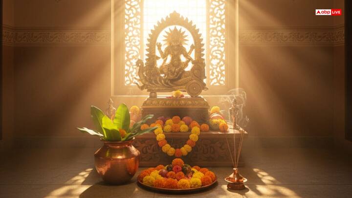 वास्तु के अनुसार सूर्य पूजा के लिए पूर्व दिशा सर्वोत्तम मानी गई है. इस दिशा में पूजा करने से जीवन में सफलता, स्वास्थ्य और मन की शांति मिलती है.