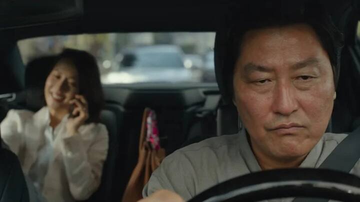 2019 में रिलीज हुई बॉन्ग जून की फिल्म 'पैरासाइट' ब्लैक कॉमेडी पर आधारित है. इस साउथ कोरियन फिल्म को इतना पसंद किया गया कि इसने हॉलीवुड की सभी फिल्मों को पछाड़ते हुए इसने अकादमी अवॉर्ड अपने नाम किया था. फिल्ममेकर ने सोशल सटायर का इस्तेमाल करते हुए सस्पेंस और थ्रिल और बेहतरीन तरीके से पर्दे पर पेश किया है.