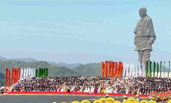 सरदार पटेल की स्मृति में गुजरात के केवड़िया में स्थापित स्टैच्यू ऑफ यूनिटी दुनिया की सबसे ऊंची मूर्ति है. यह मूर्ति 182 मीटर ऊंची है और इसमें 2 लाख 10 हजार घन मीटर कंक्रीट 18,500 टन रिइन्फोर्स्ड स्टील 1,850 टन कांस्य क्लैडिंग का इस्तेमाल किया गया है. यह मूर्ति तेज हवाओं और भूकंप जैसी प्राकृतिक आपदाओं को झेलने में भी सक्षम है.
