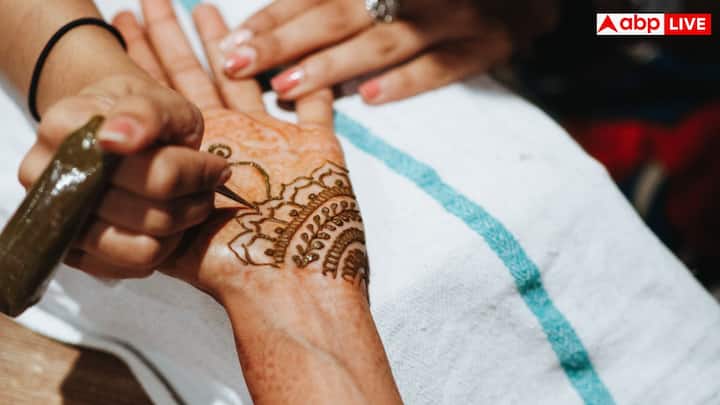 इस डिजाइनों में पारंपरिक मोटिफ्स जैसे फूल, पत्तियां और गोल आकृतियों का इस्तेमाल है. ये स्टाइल छठ पूजा जैसे धार्मिक अवसरों के लिए परफेक्ट हैं, क्योंकि यह बेहद पारंपरिक और गहरे रंग की मेहंदी देता है.