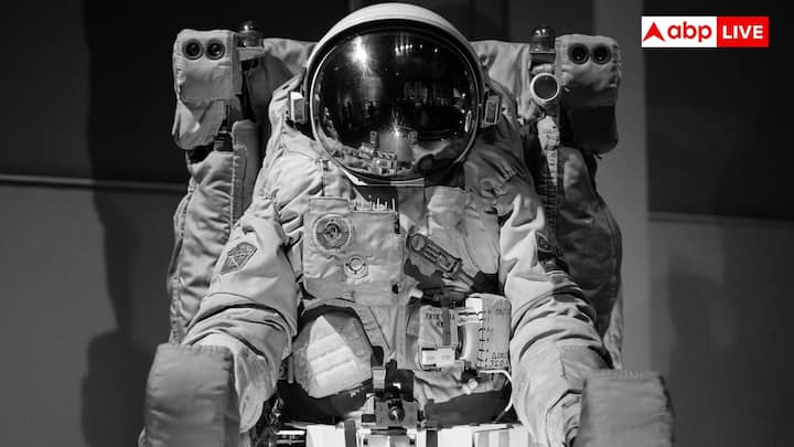 अंतरिक्ष में वेस्ट को नीचे की तरफ खींचने वाला कोई गुरुत्वाकर्षण नहीं होता. इस वजह से सामान्य शौचालय बेकार हो जाता है. अगर सही प्रणाली ना हो तो वेस्ट बस इधर-उधर तैरता रहेगा जिससे स्वच्छता संबंधी तकलीफें होगी. इस वजह से अंतरिक्ष यात्री सक्शन ड्रिवन टॉयलेट्स का इस्तेमाल करते हैं. यह वेस्ट को सुरक्षित रूप से प्रबंधित करने के लिए नियंत्रित वायु प्रवाह का इस्तेमाल करते हैं.