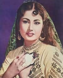 Meena Kumari is called the tragedy queen of Hindi cinema and she is always remembered for her beauty, glamor and acting. In her youth, she was an example of fashion and glamour.