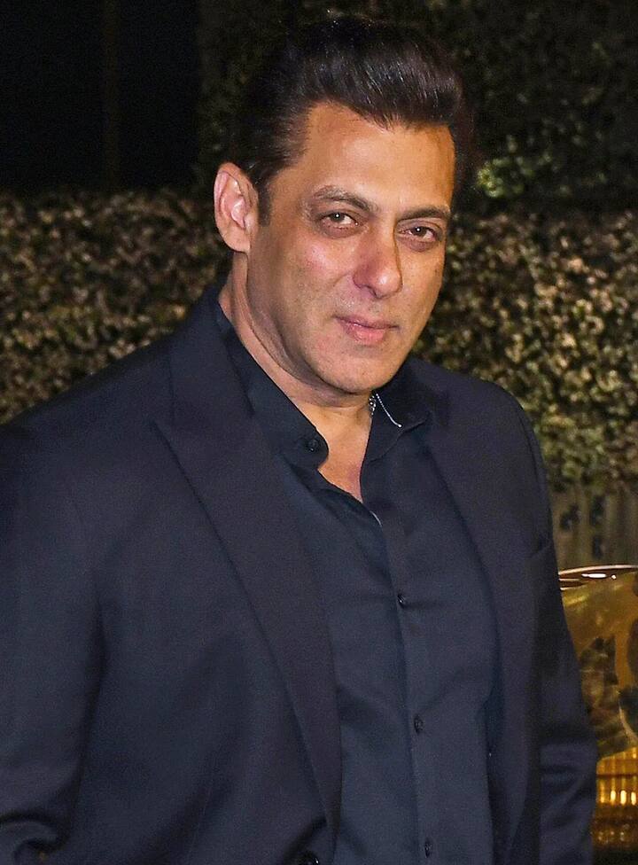 Bollywood's Bhaijaan Salman Khan recently revealed his health related problems in 'The Great Indian Kapil Show'. He told that along with brain aneurysm, he is also suffering from three serious neurological diseases like arteriovenous malformation and trigeminal neuralgia.
