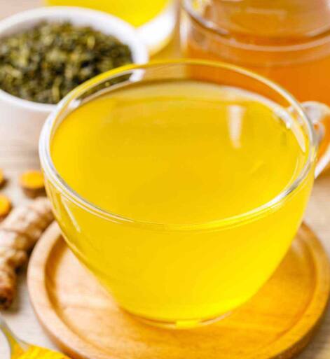 तसेच, हे शरीरातील विषारी पदार्थ बाहेर टाकण्यासही मदत करते. हळदीतील कर्क्यूमिन पाण्यात पूर्णपणे विरघळत नाही, त्यामुळे शरीर त्याचे शोषण कमी प्रमाणात करते.