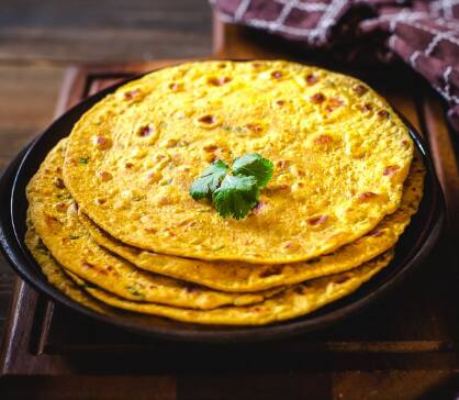 बेसनात भरपूर फायबर असतं, जे वाईट कोलेस्ट्रॉल कमी करतं आणि हृदयाचे आरोग्य सुधारतं. त्यामुळे बेसनाची चपाती आपल्या हृदयासाठी भरपूर फायदेशीर ठरू शकते.