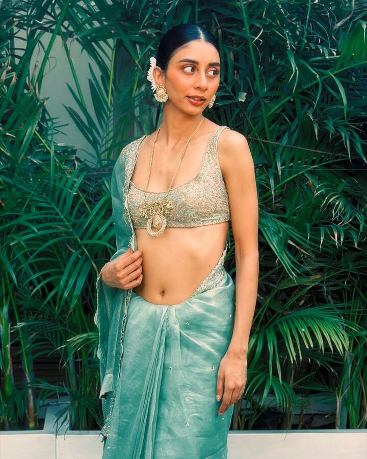 ये हसीना कोई और नहीं बल्कि डॉली सिंह हैं, जिन्होंने अपने करियर की शुरुआत इंटरनेट से की थी. बतौर सोशल मीडिया इंफ्लुएंसर उन्होंने नेम फेम और दौलत-शोहरत सब कमाया.