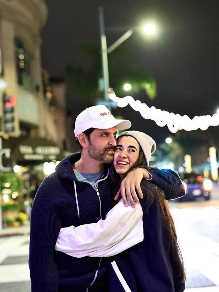 In one photo, Hrithik Roshan was seen hugging his lady love and showering love on her. The chemistry of both has set the internet on fire.