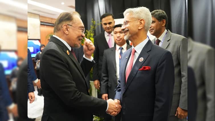 ASEAN Summit: Jaishankar Meets Malaysia PM Anwar Ibrahim, Leaders Discuss People-To-People Links ASEAN Summit: Jaishankar Meets Malaysia PM Anwar Ibrahim, Leaders Discuss People-To-People Links