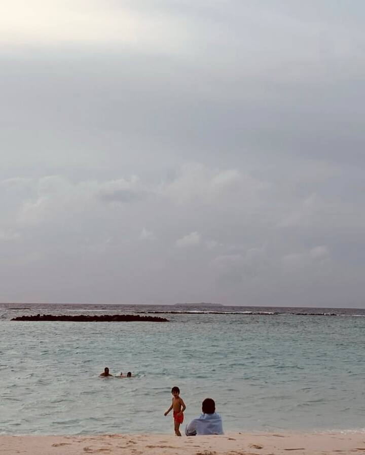 In these pictures, Kareena Kapoor was also seen having fun on the beach with her sons Taimur and Jeh Ali Khan.