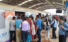 Kolkata Metro: কমছে ট্রেন, ছটপুজো উপলক্ষ্যে সময়সূচিতেও বদল ঘোষণা করল মেট্রোরেল কর্তৃপক্ষ