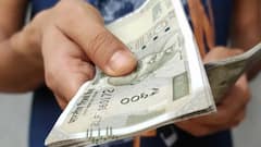 बैंक अकाउंट से एक महीने में कितनी बार निकाल सकते हैं कैश, जान लें नियम