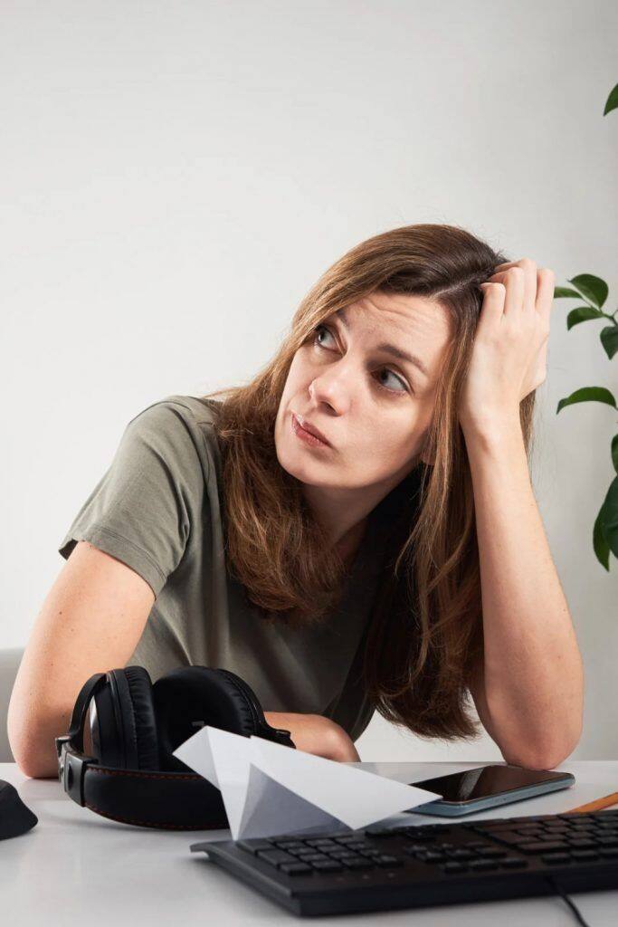 पण जर उदासी जीवनाच्या प्रत्येक भागात दिसत असेल, तर ते नैराश्य आहे.