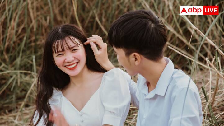 बोलने से ज्यादा सुनने वाले हमसफर अपने साथी को बेहतर तरह से समझ और जान पाते हैं. इसलिए जो लोग अपने रिश्ते में दूसरे को बोलने का मौका देते हैं और उनकी बात ध्यान से सुनते हैं वो इमोशनली मैच्योर पार्टनर साबित होते हैं.