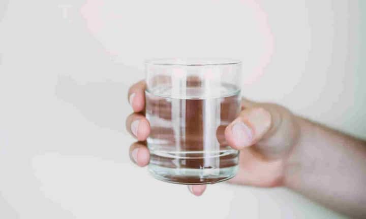 पानी की शुद्धता जानने के लिए आप पानी का पीएच लेवल भी चेक कर सकते हैं. पानी का पीएच लेवल जांचने के लिए एक गिलास पानी में लिटमस पेपर डालें. अगर इसका माप 7 या 8 के बीच आता है तो पानी सही है. इससे ज्यादा या कम होने पर पानी पीने योग्य नहीं माना जाता है.