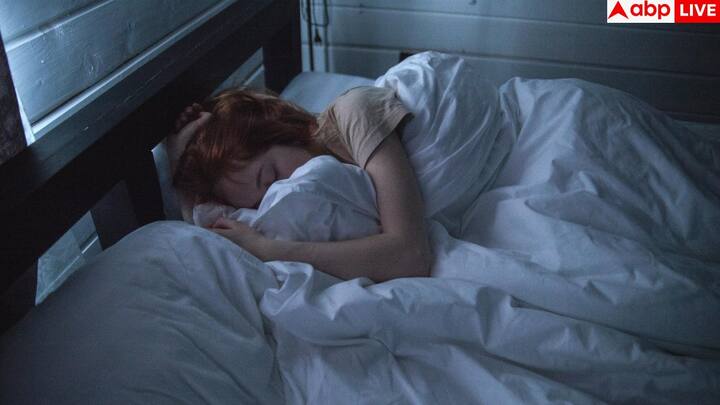 डॉक्टर से जरूर मिलें अगर बुरे सपने हफ्ते में कई बार आएं, लंबे समय तक रहें, ट्रॉमा से जुड़े हों या आत्मघाती विचारों के साथ हों. समय पर पहचान और इलाज से समस्या को रोका जा सकता है.