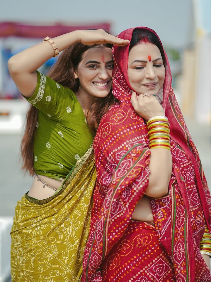 उन्होंने कोई मेकअप नहीं किया. लेकिन छठ पूजा की खुशी और एक्साइटमेंट उनके चेहरे पर साफ दिखी.