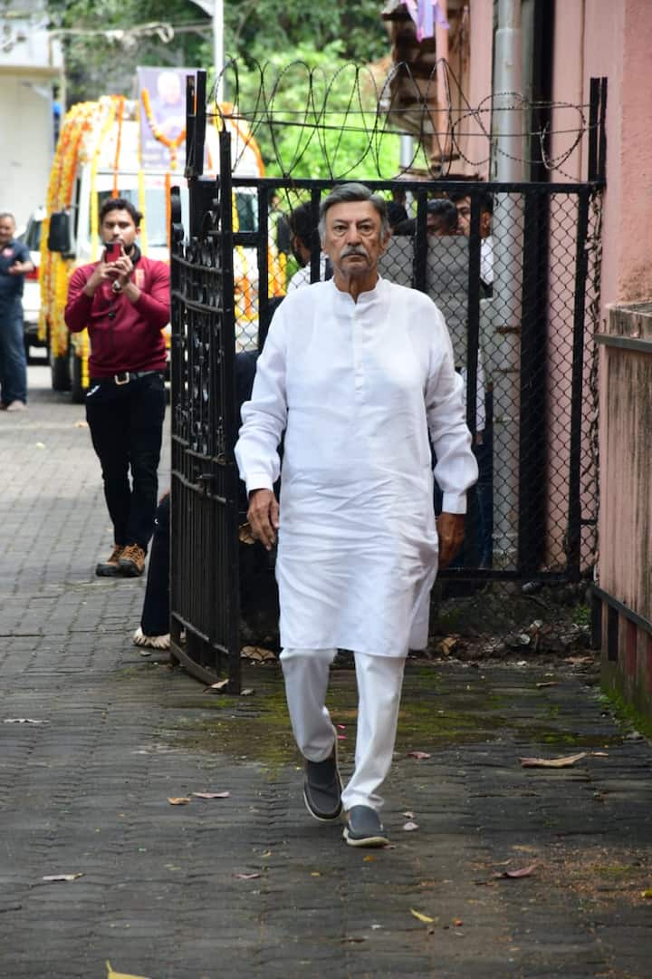 दिग्गज एक्टर सुरेश ओबेरॉय भी एक्टर सतीश शाह के अंतिम संस्कार में पहुंचे थे.