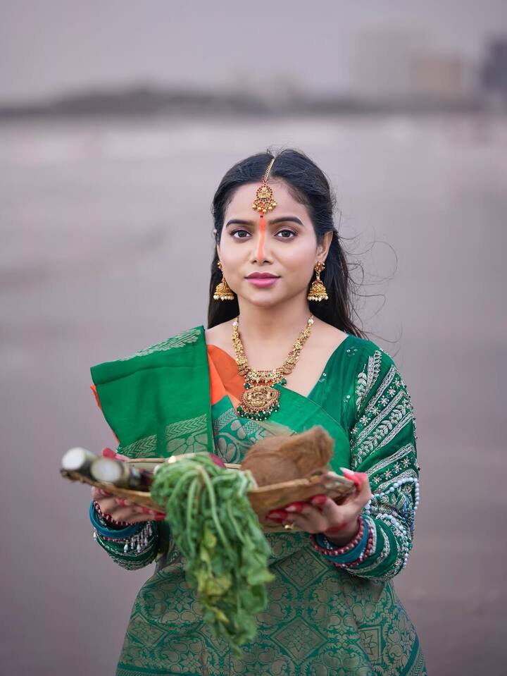 मनीषा रानी ने अपना ये छठ पूजा लुक माथे पर सिंदूर, टेंपल ज्वेलरी और ग्लोसी मेकअप के साथ कंपलीट किया है. एक्ट्रेस ने मैचिंग चूड़ियां भी पहनी है.