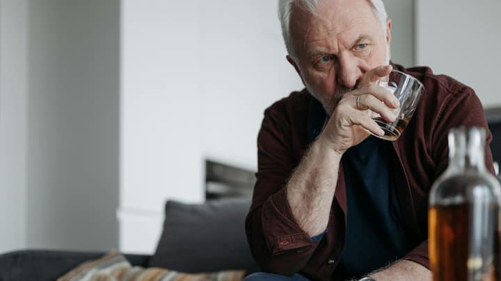 మీరు మొదట భయపడిన పనిని రెండు పెగ్గుల తర్వాత సరదాగా చేస్తారు. అందుకే మద్యం ప్రభావంలో ప్రజలు మరింత స్వేచ్ఛగా మాట్లాడతారు, నవ్వుతారు, కొన్నిసార్లు స్పృహలో ఉన్నప్పుడు ఎప్పటికీ చెప్పని విషయాలు కూడా చెబుతారు.