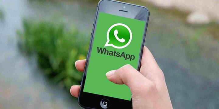 WhatsApp: వాట్సాప్‌లో ఇప్పుడు నాలుగు డివైస్‌లలో ఒకేసారి వాడుకోవచ్చు. ఇలా డివైస్‌ను యాడ్ చేయడం కూడా చాలా సులభం. మొదట మీ ప్రధాన ఫోన్‌లో వాట్సాప్ ఓపెన్ చేయండి. తర్వాత కుడివైపున ఉన్న పైన మూడు చిక్కలు కనిపిస్తాయి అందులో లింక్డ్ డివైస్ అని ఉంటుంది. దాన్ని సెలెక్ట్ చేయండి. అక్కడ లింక్ ఎ డివైస్ నొక్కిన తరువాత మీరు QR-కోడ్ను స్కాన్ చేయడానికి కెమెరా ఓపెన్ అవుతుంది.