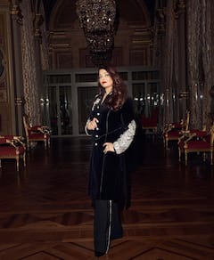 बेशकीमती हीरे से जड़ी ड्रेस में ऐश्वर्या राय लगीं क्वीन, ब्लैक आउटफिट में बच्चन परिवार की बहू का दिखा स्वैग