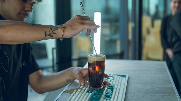 కానీ కథ ఇక్కడితో ముగియదు. మద్యం డోపమైన్ అనే రసాయనాన్ని కూడా పెంచుతుంది, ఇది మెదడులో ఆనందాన్ని కలిగిస్తుంది. ఇది వ్యక్తికి ఆనందంతో పాటు ఆత్మవిశ్వాసం సంతృప్తిని కలిగిస్తుంది.