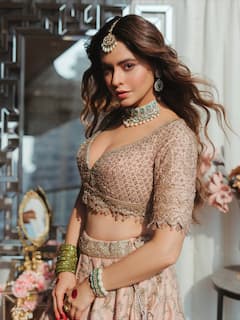 Aamna Sharif PHOTO:  ટ્રેડિશનલ લૂકમાં આમના શરીફનો 'પ્રિન્સેસ' અવતાર,લહેંગા ચોલીમા આપ્યા હટકે પોઝ