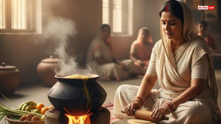 छठ पर्व के दूसरे दिन खरना की परंपरा होती है. इस दिन व्रती गुड़ की खीर और रोटी का प्रसाद तैयार करते हैं. गेहूं के आटे से तैयार की गई रोटी, पूरी या ठेकुआ भी प्रसाद के रूप में बनाया जाता है. यह प्रसाद मिट्टी के चूल्हे पर आम की लकड़ी जलाकर बनाया जाता है. व्रती प्रसाद के रूप में ग्रहण करने के बाद 36 घंटे निर्जला अनुष्ठान शुरू कर दिए हैं.