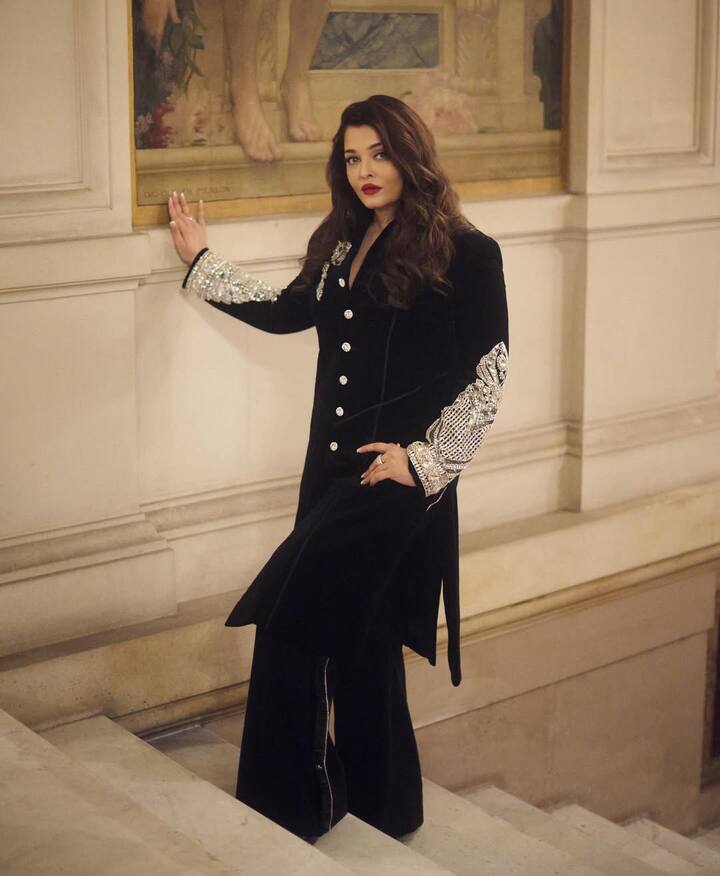 मनीष मल्होत्रा ने हाल ही में अपने इंस्टाग्राम पर ऐश्वर्या राय की कुछ तस्वीरें शेयर की हैं. एक्ट्रेस ने जो आउटफिट पहन रखा है उसका डिजाइन बिल्कुल नया है, जिसे एंड्रोजीनस काउचर ड्रेस कहा जाता है.