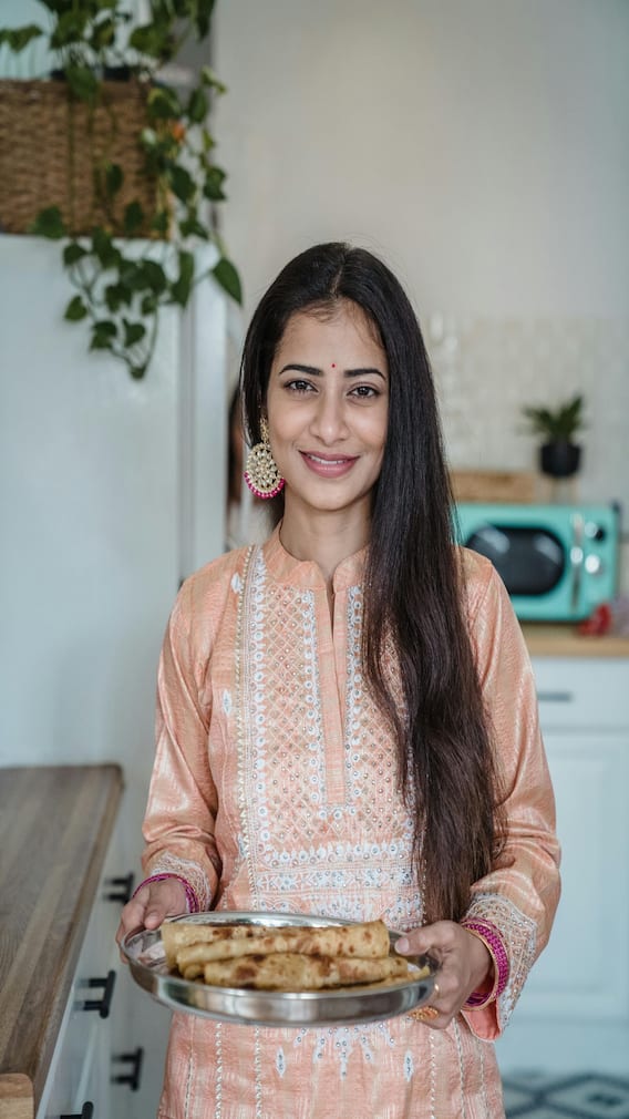 शिळी चपाती खाल्ल्याने काय होतं?