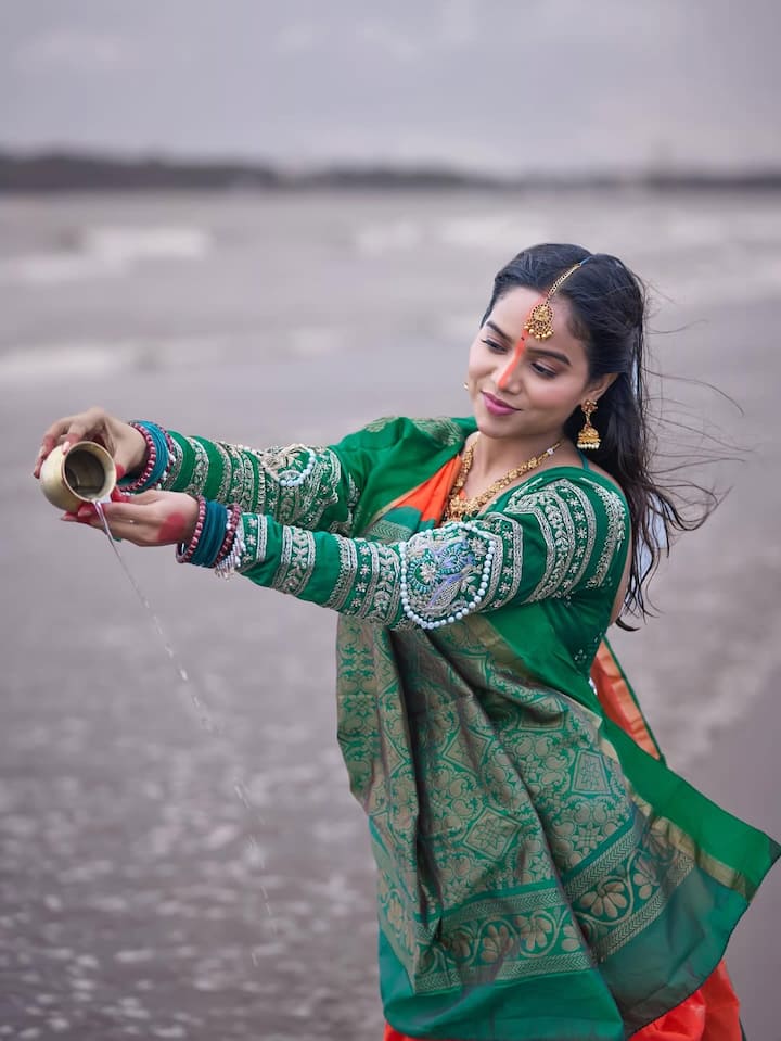 मनीषा रानी ने पूजा करके सूर्य देवता को अर्घ्य भी दिया. उनका ये अवतार सोशल मीडिया पर छाया हुआ है. एक्ट्रेस ने कैप्शन में लिखा, ‘बिहार के लोगों के लिए ये त्योहार नहीं इमोशन है..’