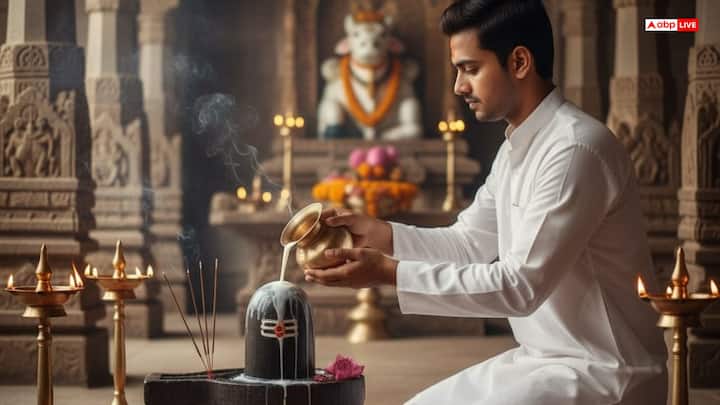 सोमवार शिवजी का प्रिय दिन माना गया है. कहते हैं कि अगर भगवान शिव की कृपा किसी व्यक्ति पर हो जाए तो उसकी किस्मत चमक जाती है. उसके पास धन, यश, वैभव सभी कुछ प्राप्त हो जाता है.