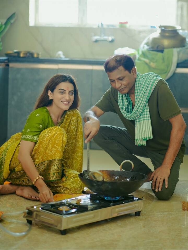 अक्षरा सिंह ने खुद अपने हाथों से खाना बनाया. उन्होंने जमीन पर बैठकर खाना बनाया.