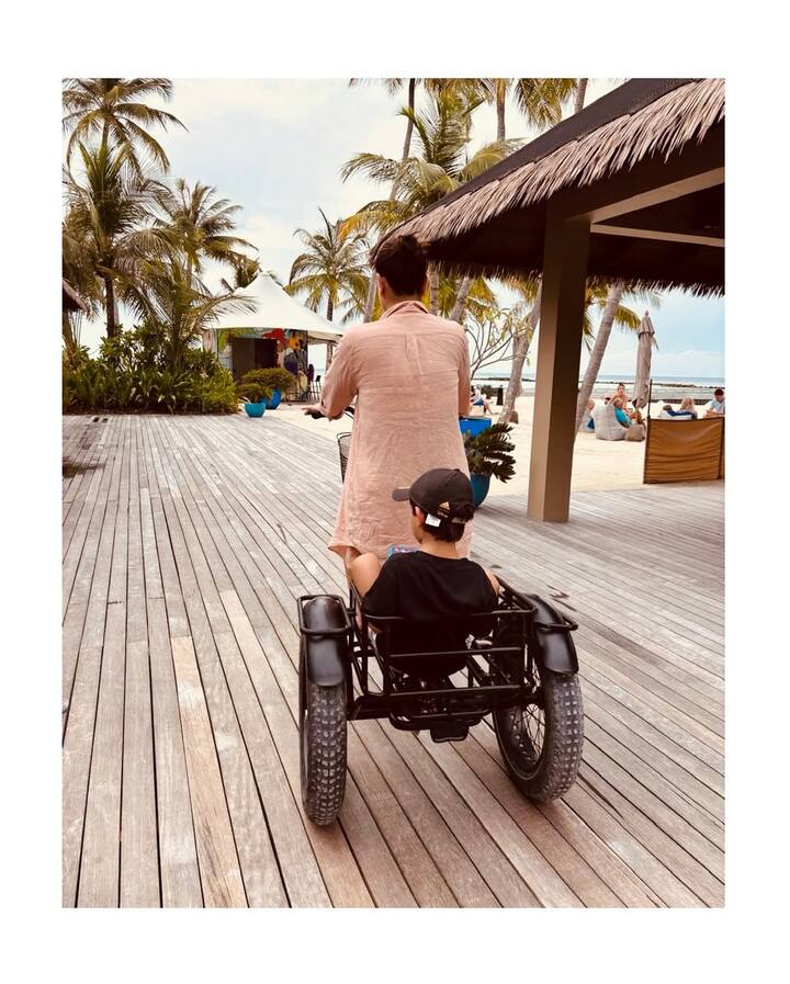 Apart from this, in one photo Bebo is also seen giving a bike ride to her beloved son Jeh Ali Khan. Fans are liking this photo of hers very much.