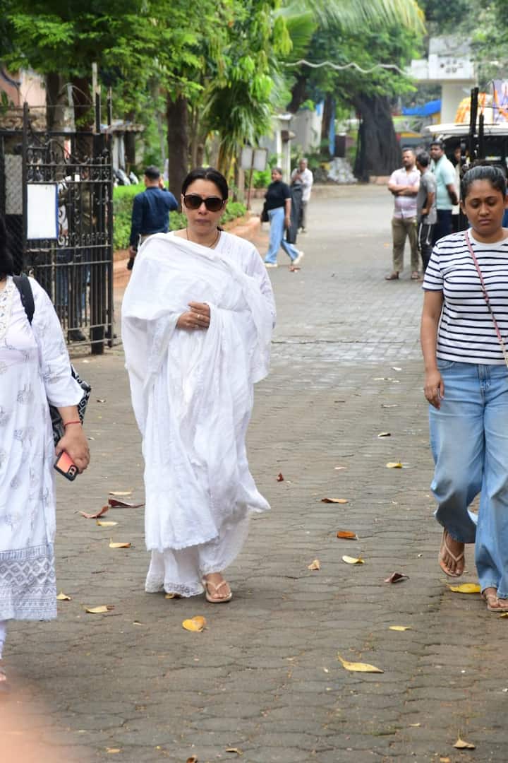 एक्ट्रेस रुपाली गांगुली भी अपने कोस्टार रहे एक्टर सतीश शाह के अंतिम दर्शन करने के लिए पहुंची. उन्होंने आंसू छुपाने के लिए आंखों पर चश्मा लगाया हुआ था.