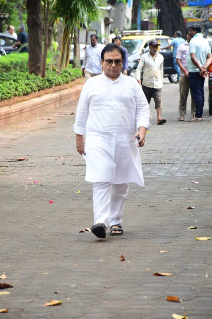 पॉपुलर एक्टर दिलीप जोश यानि ‘तारक मेहता’ के ‘जेठालाल’ भी सतीश शाह को अंतिम विदाई देने के लिए पहुंचे.