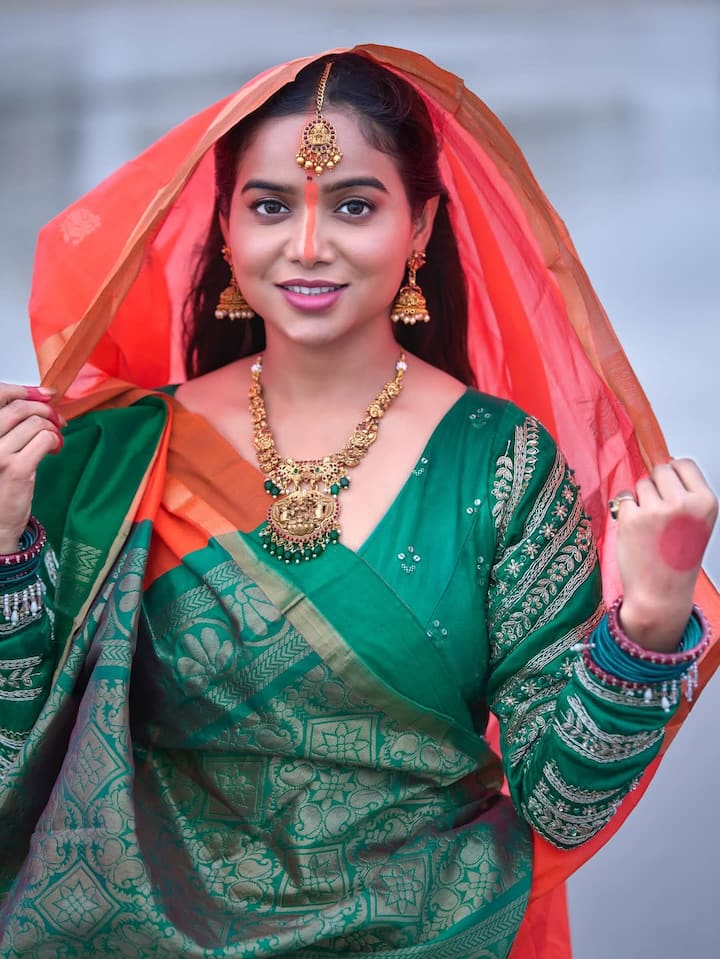 इस फोटो में सिर पर दुपट्टा लिए हुए मनीषा रानी एकदम दुल्हन सी सुंदर लग रही हैं. फैंस भी कमेंट सेक्शन में एक्ट्रेस के लुक की जमकर तारीफ कर रहे हैं.