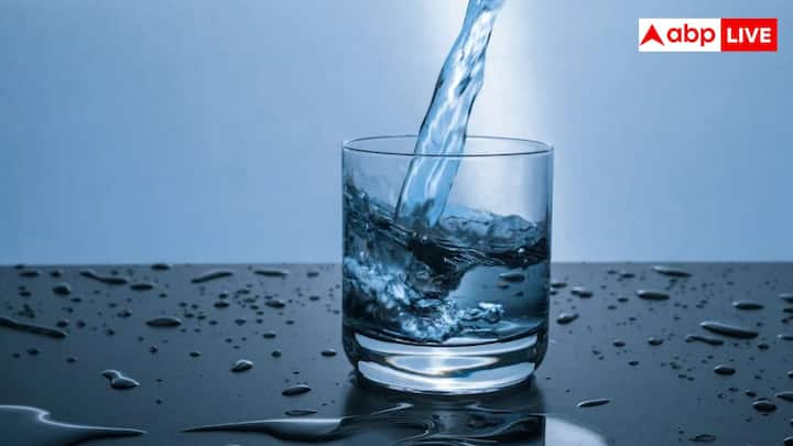 पानी का रंग देखकर भी उसकी जांच कर सकते हैं. इसके लिए सबसे पहले पानी को एक कांच के गिलास में भरें और उसका कलर देखें.अगर पानी पीला, ब्राउन या धुंधला दिख रहा है तो समझ जाए कि वह पानी पीने लायक नहीं है.