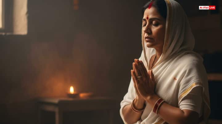 इस दिन व्रती पूरे दिन निर्जला उपवास रखते हैं और केवल एक बार बिना नमक का सात्विक भोजन ग्रहण करते हैं. यह भोजन विशेष महत्व रखता है, क्योंकि इसके बाद से व्रतियों का 36 घंटे का कठोर निर्जला उपवास आरंभ हो जाता है.