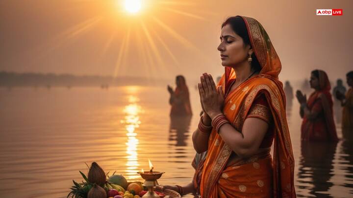 छठ पूजा एक अत्यंत पवित्र और कठोर व्रत है, जिसमें सूर्य देव और छठी मैया की उपासना की जाती है। लेकिन कई बार व्रत के दौरान महिलाओं को मासिक धर्म (पीरियड्स) शुरू हो जाता है। ऐसे में यह सवाल उठता है कि क्या पूजा जारी रखी जा सकती है. जानें इसके बारे में–