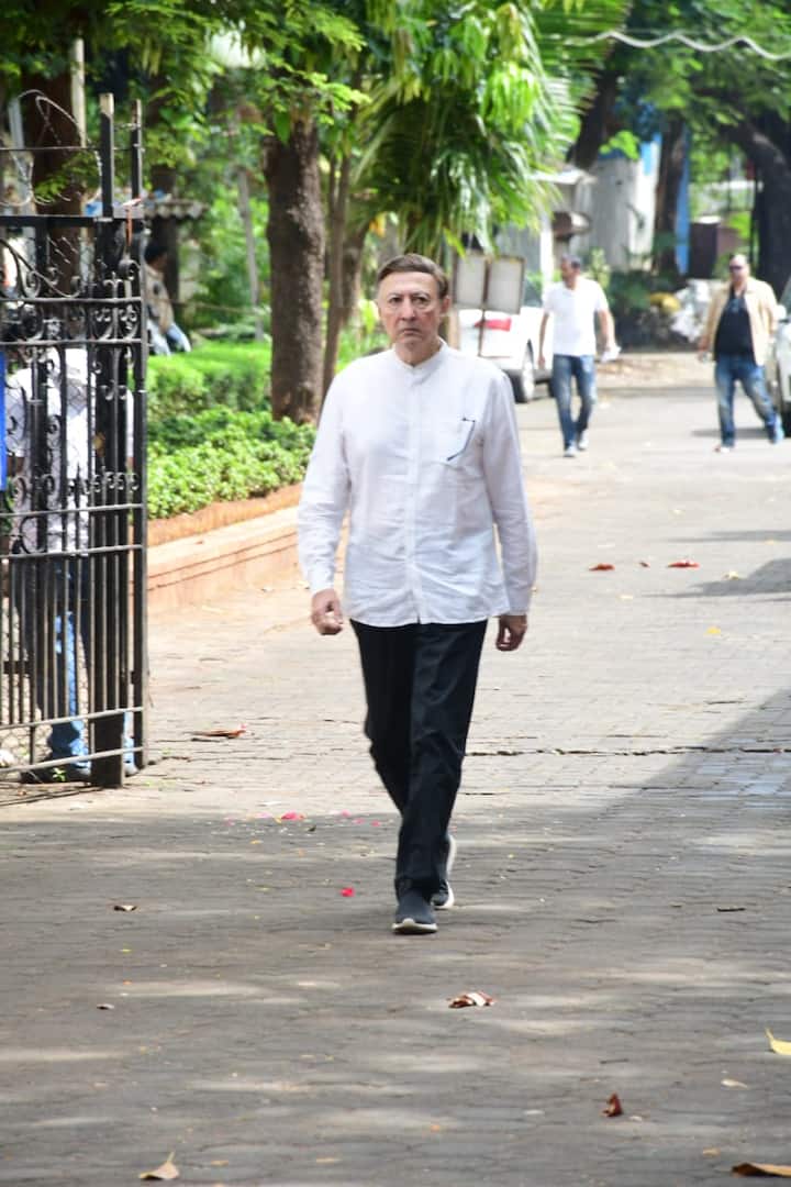 ‘खिचड़ी’ समेत कई सुपरहिट शोज और फिल्मों में काम कर चुके एक्टर अनंग देसाई भी सतीश शाह के अंतिम संस्कार में पहुंचे.