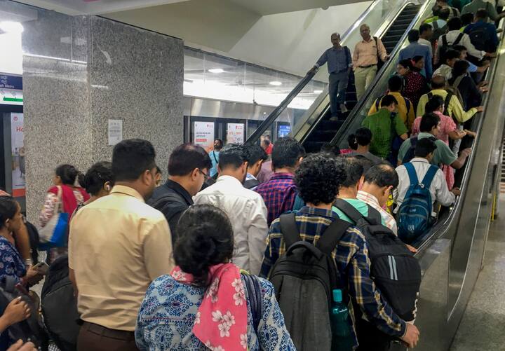 শহীদ ক্ষুদিরাম থেকে দক্ষিণেশ্বরগামী প্রথম মেট্রো সকাল ৬টা ৫৪ মিনিটে। মহানায়ক উত্তম কুমার (টালিগঞ্জ) থেকে প্রথম মেট্রো ৬টা ৫৫ মিনিটে।
